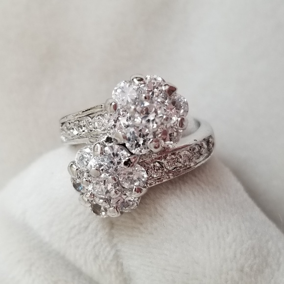 NEW rhinestone twist style Silver Ring Size 5 - Picture 1 of 4